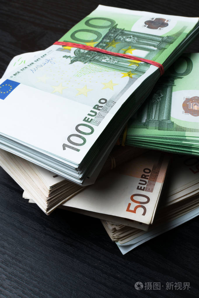 几堆欧元钞票钱束栈