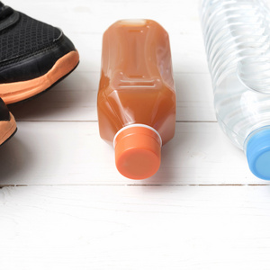 跑步鞋 饮用水和橙汁