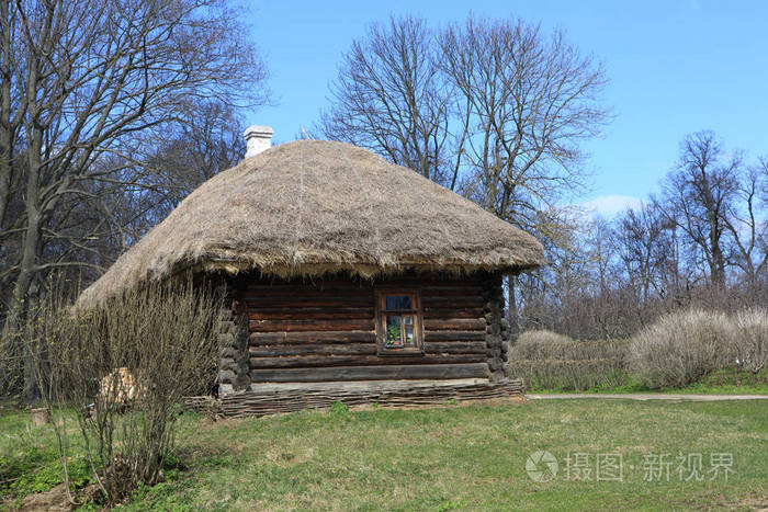 用茅草屋顶小屋