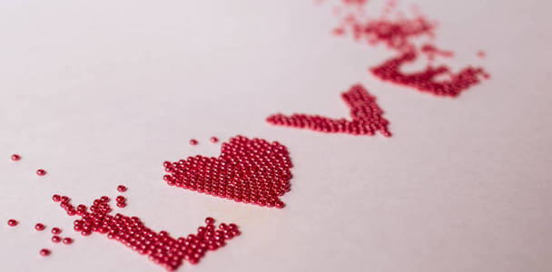 红色玻璃珠的爱情铭文