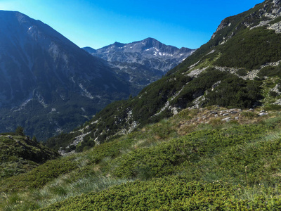 从路线到攀登的壮观的风景 Vihren 山顶, Pirin 山, 保加利亚