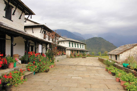 尼泊尔博克拉附近村庄 Ghandruk 的一排旧房子