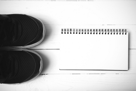 跑步鞋和记事本黑色和白色色调颜色样式