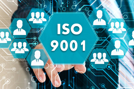 商人点击触摸屏上的 Iso 9001 按钮