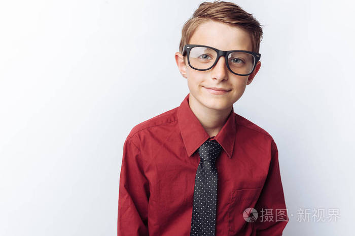 一个积极的青少年在白色背景 眼镜 红色衬衫 广告的肖像