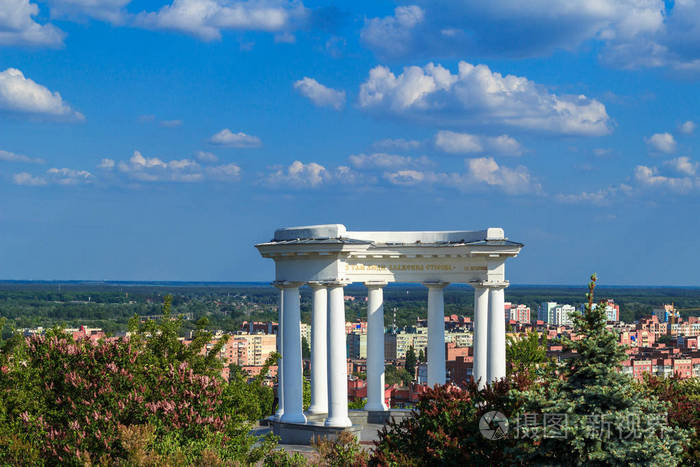 波尔塔瓦乌克兰白色圆形建筑的大厦各民族之间的圆形建筑友谊题词在