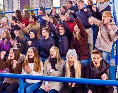看台和体育球迷鼓掌和在看台上歌唱照片