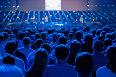 听众在会议上听讲师讲课照片