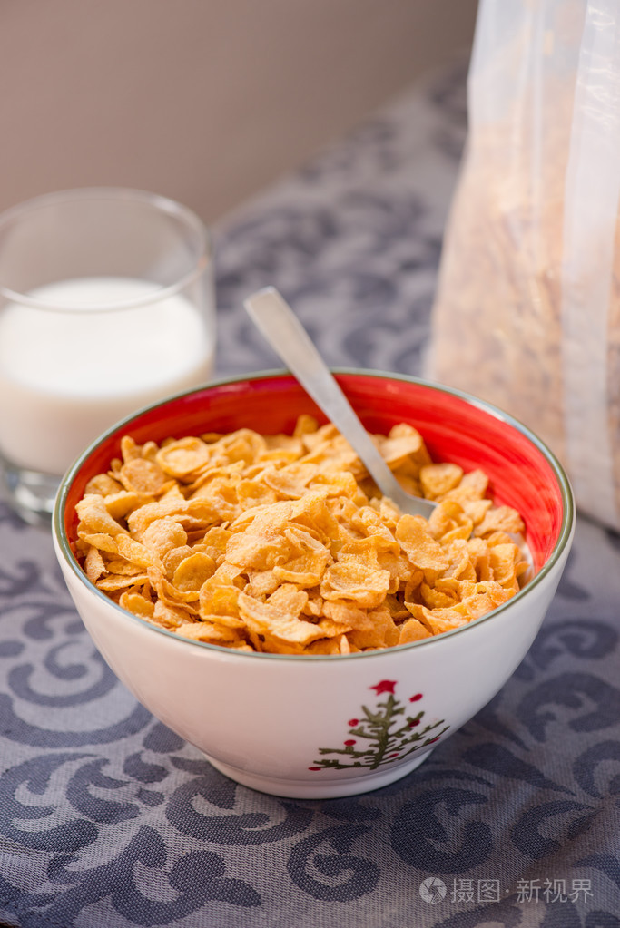 金玉米片谷物早餐放在碗里