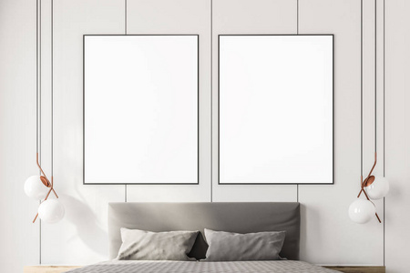 两个框竖海报挂在一张特大号床上的白色豪华卧室内饰。3d 渲染模拟