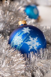 蓝色的圣诞装饰球和银冷杉装饰