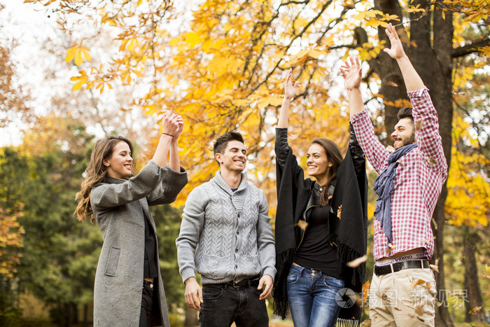 年轻人们在秋天公园