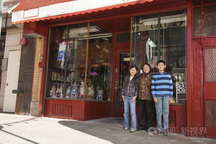 亚洲家庭商店门口