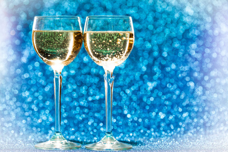 两杯香槟酒准备圣诞节庆祝活动