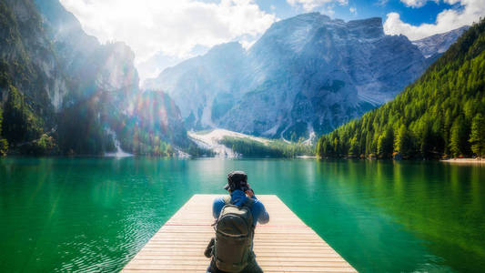 旅游徒步旅行者拍照的 Braies 湖 湖泊 di Braies 在白云岩山脉, 意大利。徒步旅行和探险