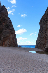 峡谷激流 de Pareis 海滩和地中海，西班牙的马略卡岛