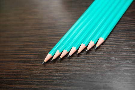 许多简单的绿松石铅笔