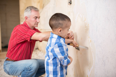 孙子帮助他的祖父在删除壁纸