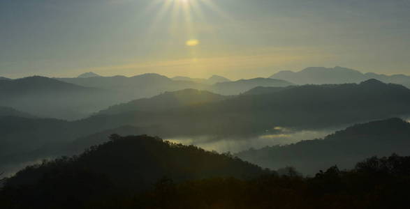 观天, 薄雾, 山观在清晨黎明前, 仰望山顶。清晨日出在高山上