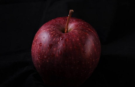 黑色背景上的红苹果