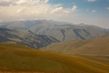 哈萨克斯坦的山地景观。夏日