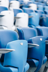 一个足球场上有数字的多色扶手椅。蓝色和白色