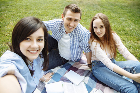 一群朋友在阳光明媚的日子在公园里自拍.友情生活方式娱乐理念照片