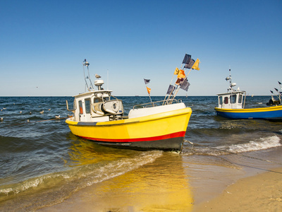 多彩的渔船在波罗的海海滩
