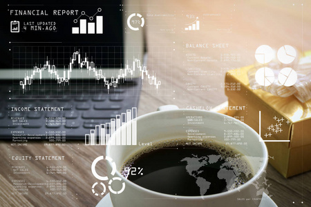 财务报表数据的业务运作 资产负债表和收益表和图表 作为 Fintech 概念。咖啡杯和数码桌码头智能键盘和金色礼品盒和圆木托