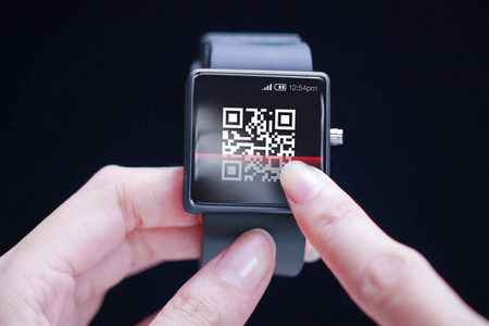 扫描 Qr 码上 smartwatch 的手