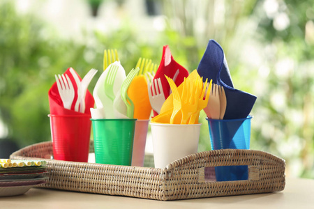 塑料制品在柳条托盘照片