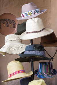 一组彩色旅游帽，在库斯科P市场出售