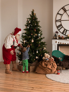 圣诞老人与孩子装饰圣诞树