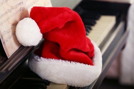 用圣诞老人的帽子，装饰的钢琴键关闭