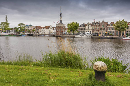 从海港海峡对面的银行和阿尔克马尔的城市观看。荷兰