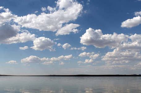 天空体现在水 空旷的海滩湖，夏日的天空 性质 蓝云