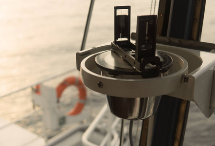 游艇或船上航海船磁罗盘的特写照片