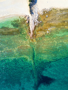 沙滩和绿松石海的头顶拍摄