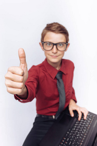 正面和情感的学生的肖像摆在膝上型电脑, 炫耀类, 白色背景, 眼镜, 红色衬衫, 商业主题