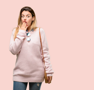 初生儿掩饰年轻时髦的女人在震惊中掩饰嘴巴, 显得害羞, 表达沉默和