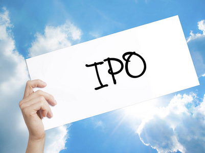 白板纸的 Ipo 首次公开募股 标志。男人的手何