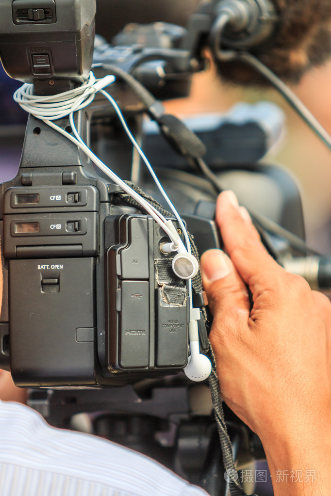 持摄像机的人影评