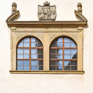 古建筑的窗户。老 Pragua, 2018
