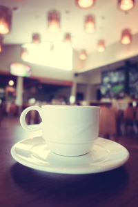 白咖啡杯子在咖啡店咖啡馆
