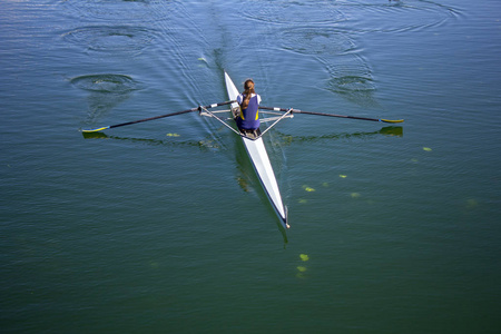 年轻女子赛艇在湖面上船
