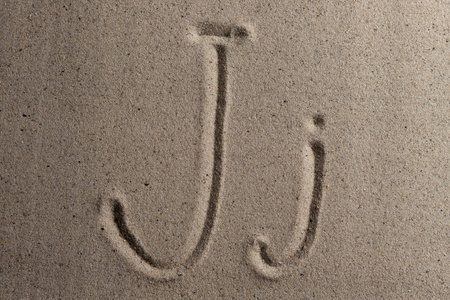 在干沙上画的英文字母图片