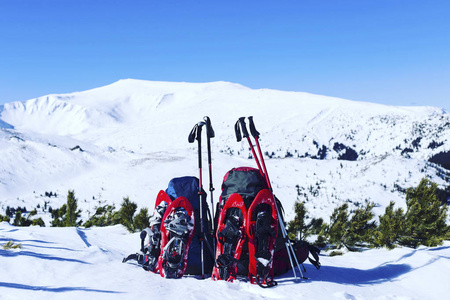 在山中徒步旅行背包与雪的冬天，