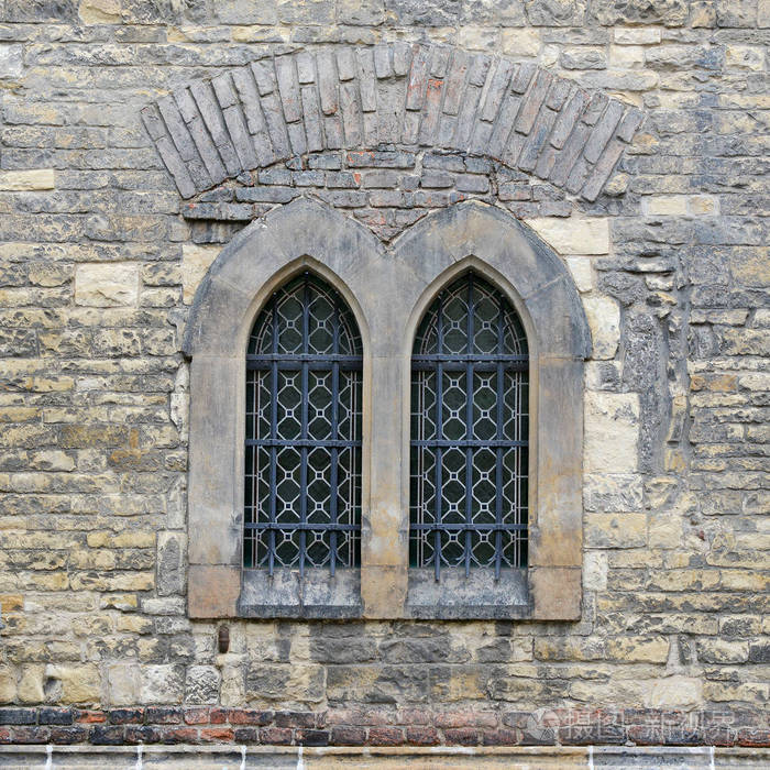 窗户上有一座古建筑的格子。老 Pragua, 2018