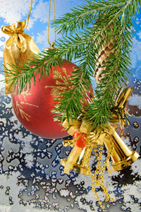 圣诞装饰品在窗口霜背景特写的形象