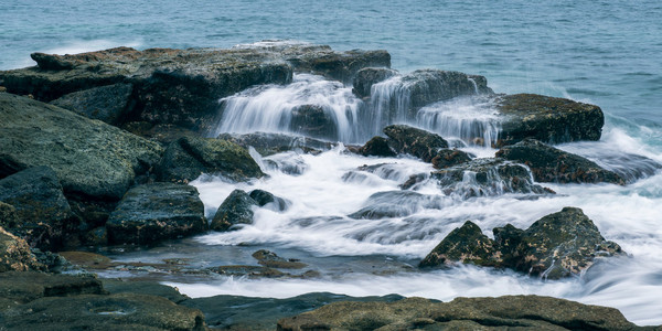 岩石和波浪在点卡特赖特